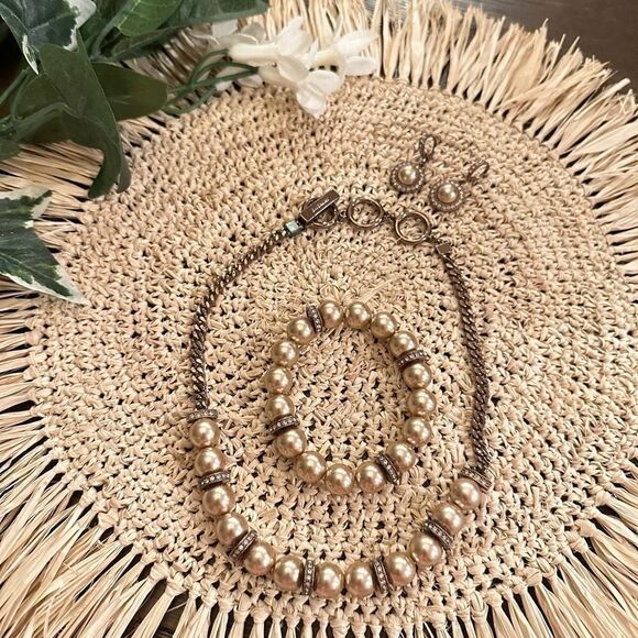 GIVENCHY Women’s 3-pc faux pearl necklace earrings and bracelet set rose beige - Picture 1 of 11